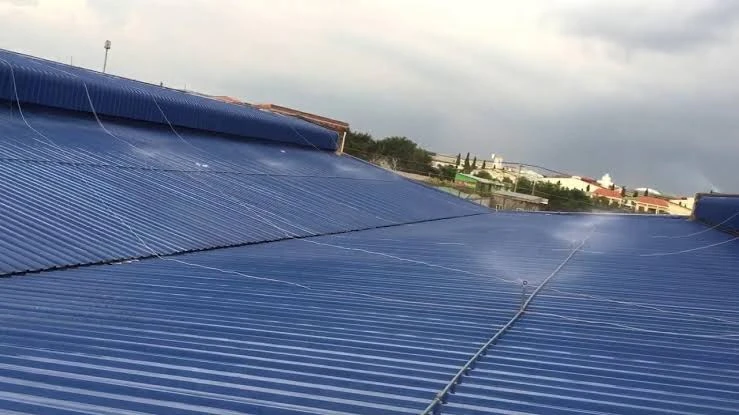 Lắp hệ thống phun nước làm mát mái là giải pháp chống nóng cực kỳ hiệu quả, giúp hạ nhiệt độ bề mặt mái tôn từ 5 đến 15°C và tiết kiệm đến 30% chi phí điện điều hòa